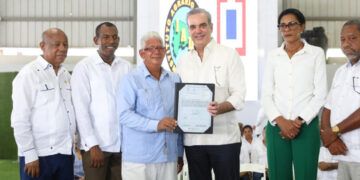 Abinader entrega 723 títulos de propiedad en Nisibón