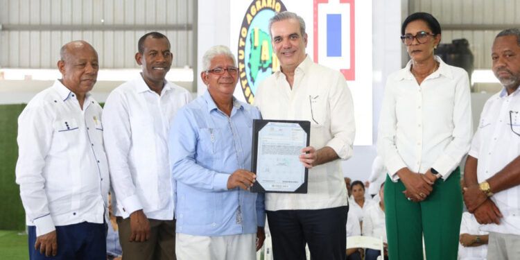 Abinader entrega 723 títulos de propiedad en Nisibón