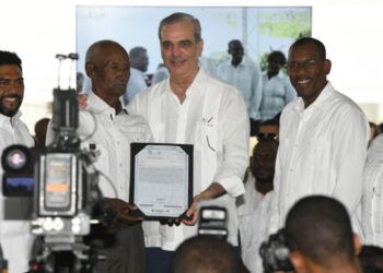 Abinader entrega títulos en Palmarejo y promete mejorar acceso al agua potable