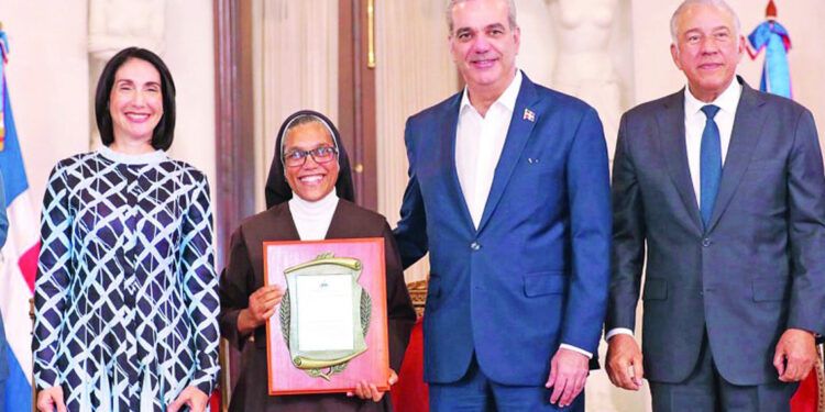 Abinader honra a envejecientes y entrega premios nacionales