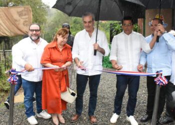 Abinader inaugura carretera en Constanza para impulsar ecoturismo hacia Aguas Blancas