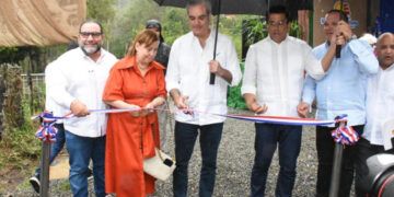 Abinader inaugura carretera en Constanza para impulsar ecoturismo hacia Aguas Blancas