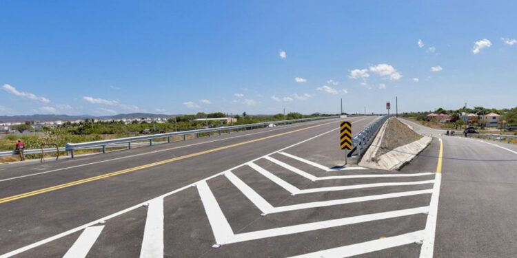 Abinader inaugura la Circunvalación de Baní con 17 puentes