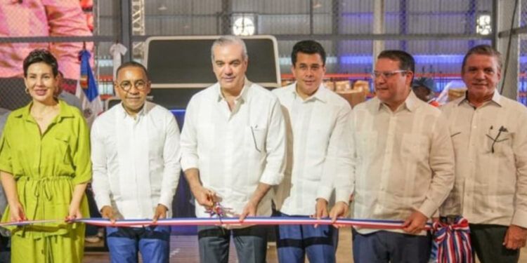 Abinader inaugura moderna terminal courier en el AILA para compras por internet