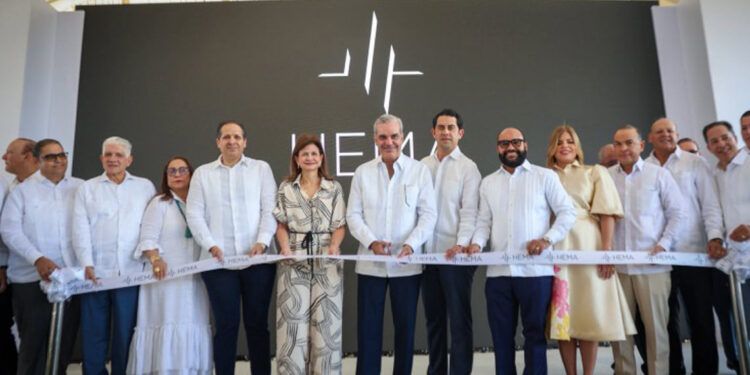 Abinader inaugura obras viales, viviendas y salud en Santiago