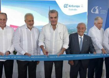 Abinader inaugura vuelos de Air Europa entre Madrid y Santiago