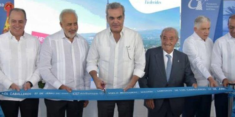Abinader inaugura vuelos de Air Europa entre Madrid y Santiago