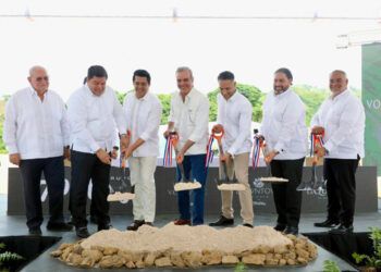 Abinader inicia construcción de hoteles y plaza en Miches