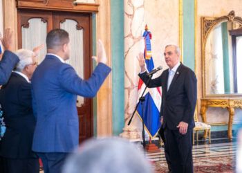 Abinader juramenta Comité del Jardín Botánico de San Juan