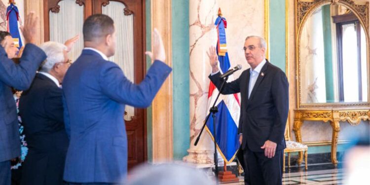 Abinader juramenta Comité del Jardín Botánico de San Juan
