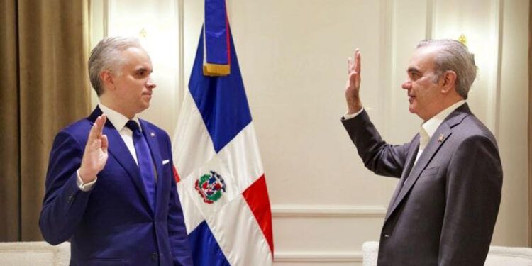 Abinader juramenta en privado a Eduardo Estrella y Luis De Camps