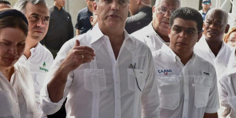 Abinader lanza “El Gobierno Contigo” para asistencia social