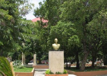 Abinader otorga RD$33 millones para renovar el parque central de Baní