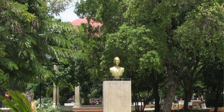 Abinader otorga RD$33 millones para renovar el parque central de Baní