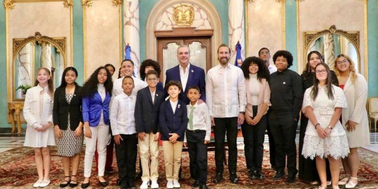 Abinader prioriza a estudiantes dominicanos sobre extranjeros