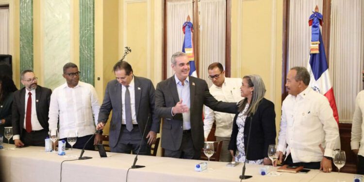 Abinader reconoce labor forense tras tragedia del Jet Set
