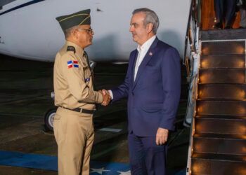 Abinader regresa a RD tras participar en conferencias en EE.UU