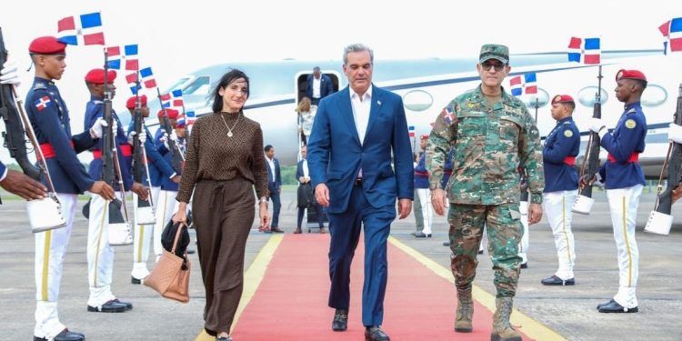Abinader regresa al país tras su viaje por Europa