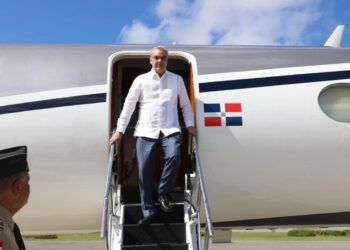 Abinader regresa tras cumbre en EE.UU. y visita a Purdue