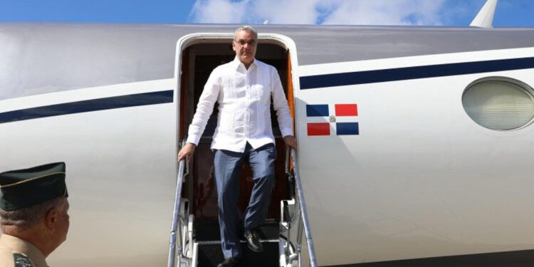 Abinader regresa tras cumbre en EE.UU. y visita a Purdue