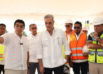Abinader supervisa ampliación del acueducto Barrera de Salinidad