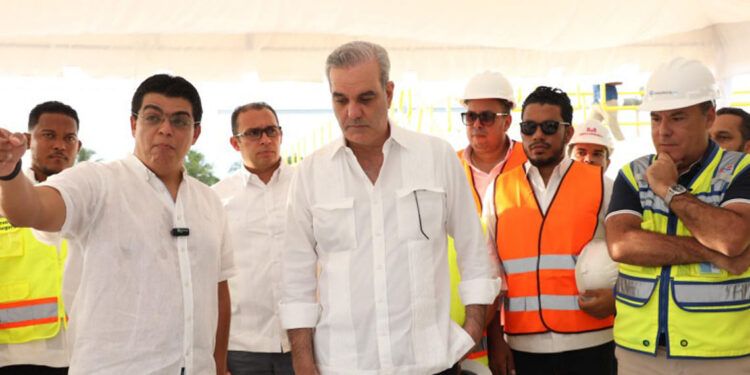 Abinader supervisa ampliación del acueducto Barrera de Salinidad