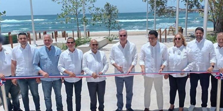 Abinader y Collado inauguran nuevo malecón en Haina