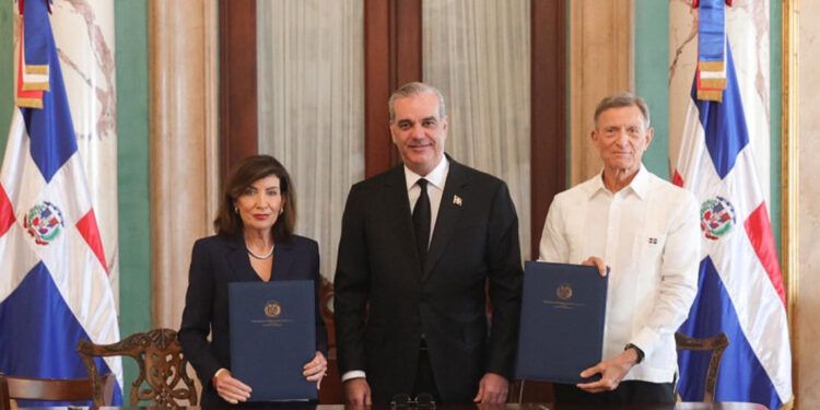 Luis Abinader y Hochul firman acuerdo para impulsar cooperación