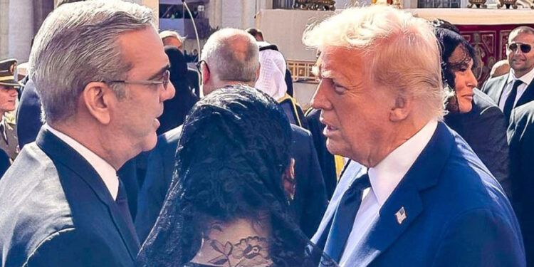 Abinader y Trump conversan brevemente en funeral del papa