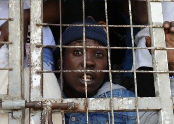 Accidente de camión de Migración deja un muerto y varios heridos