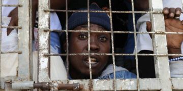 Accidente de camión de Migración deja un muerto y varios heridos
