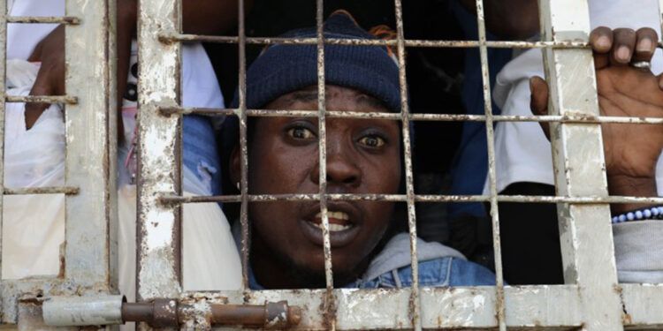 Accidente de camión de Migración deja un muerto y varios heridos
