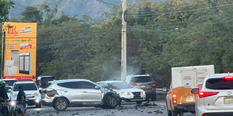 Accidente múltiple en Maimón deja un muerto y cuatro heridos en Puerto Plata