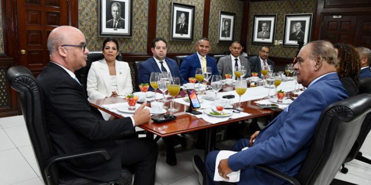 Acuerdo de cielos abiertos impulsa turismo y baja tarifas aéreas