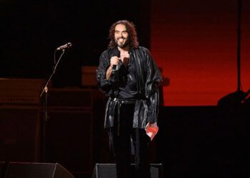 Acusan a Russell Brand de violación y agresión sexual
