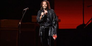 Acusan a Russell Brand de violación y agresión sexual