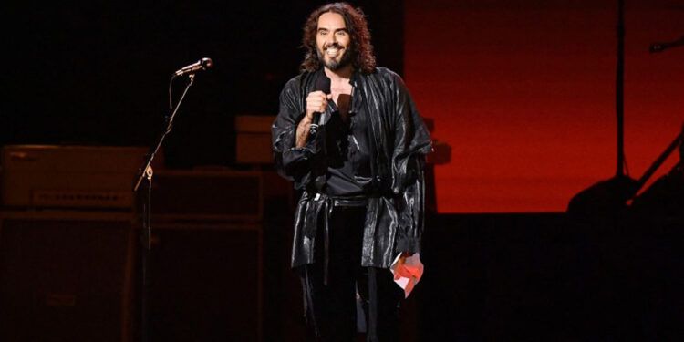 Acusan a Russell Brand de violación y agresión sexual