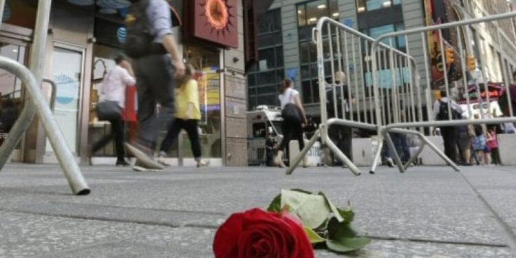 Adolescente hiere a tres en tiroteo en Times Square