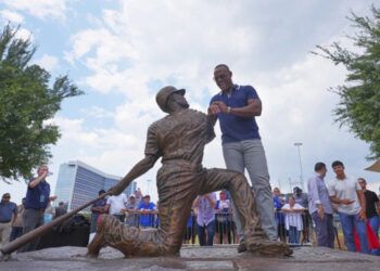 Adrián Beltré recibe estatua en Arlington junto a leyendas de Texas