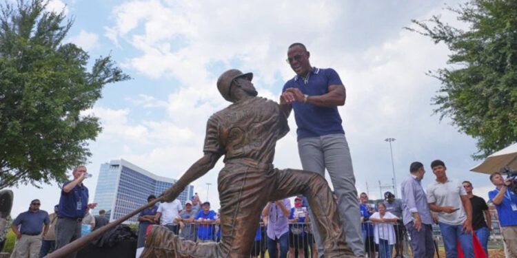 Adrián Beltré recibe estatua en Arlington junto a leyendas de Texas