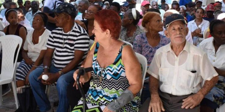 Adultos mayores reciben atención médica en jornada de Conape en María Auxiliadora
