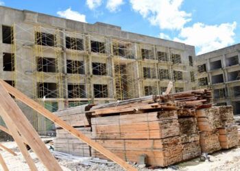 Advierten que falta de pagos paralizaría obras y afectaría el PIB