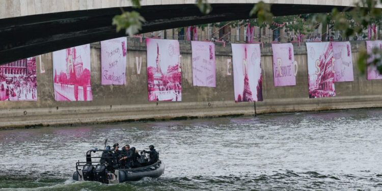 Agua del Sena no era apta cuando alcaldesa de París se bañó