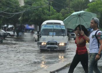 Aguaceros por vaguada y onda tropical, pero seguirá el calor