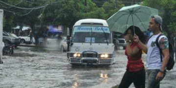 Aguaceros por vaguada y onda tropical, pero seguirá el calor