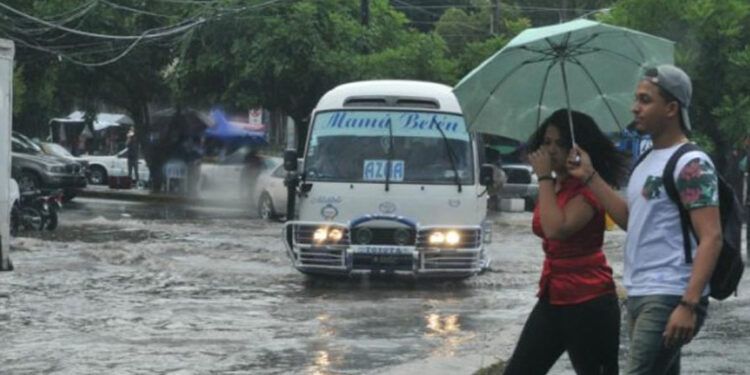 Aguaceros por vaguada y onda tropical, pero seguirá el calor