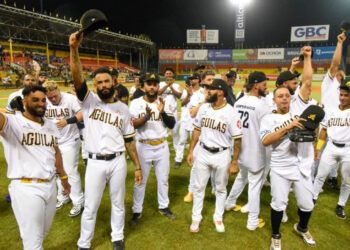 Águilas blanquean al Escogido y avanzan al Round Robin