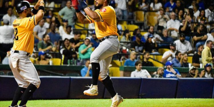 Águilas blanquean al Licey y logran su quinta victoria consecutiva