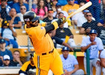 Águilas vencen al Licey con jonrones de Encarnación y Villar