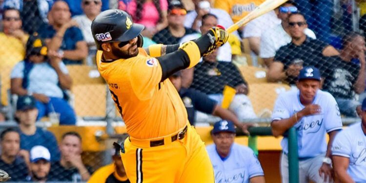 Águilas vencen al Licey con jonrones de Encarnación y Villar